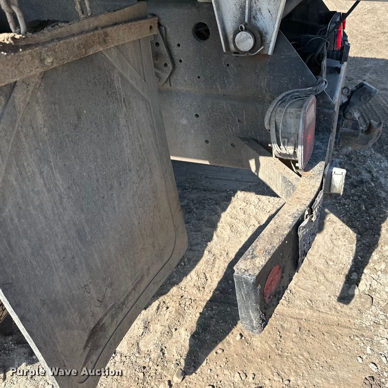 image for item LR9321 1990 International  4900 dump truck