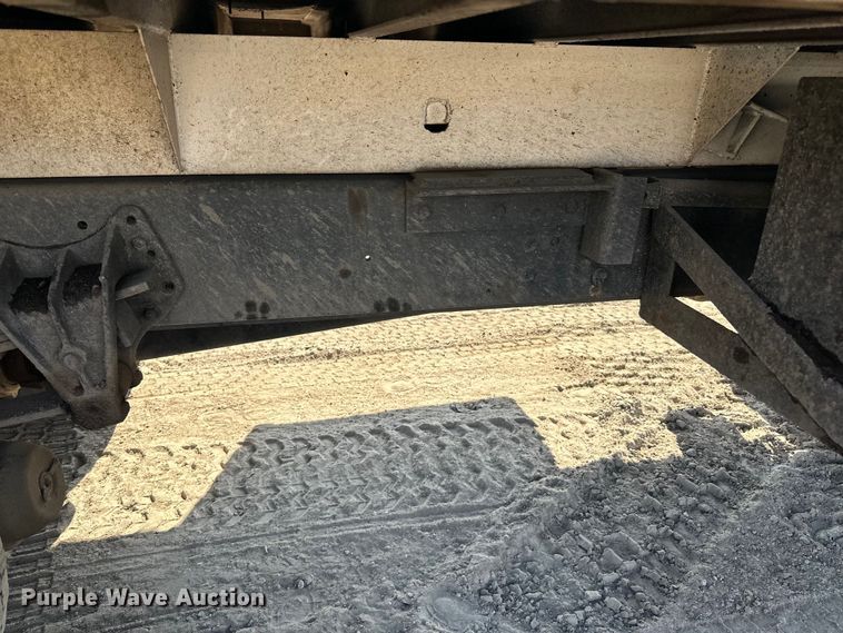 image for item LR9321 1990 International  4900 dump truck