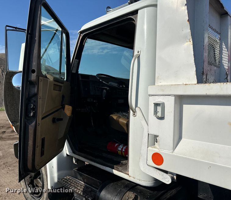 image for item LR9321 1990 International  4900 dump truck