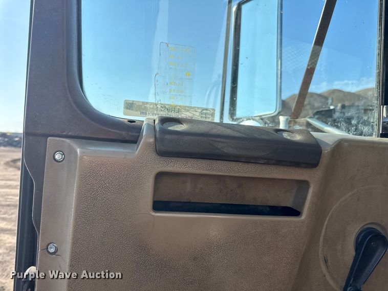 image for item LR9321 1990 International  4900 dump truck