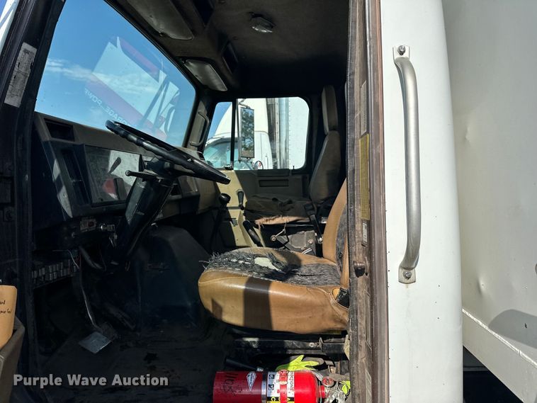 image for item LR9321 1990 International  4900 dump truck