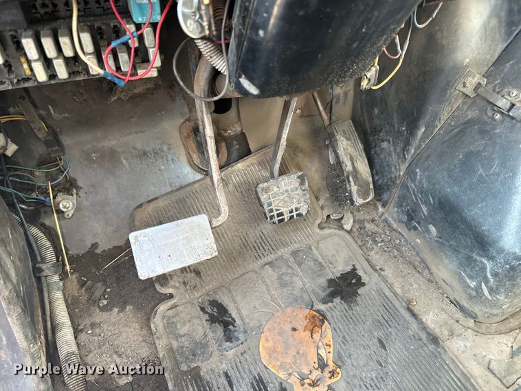 image for item LR9321 1990 International  4900 dump truck