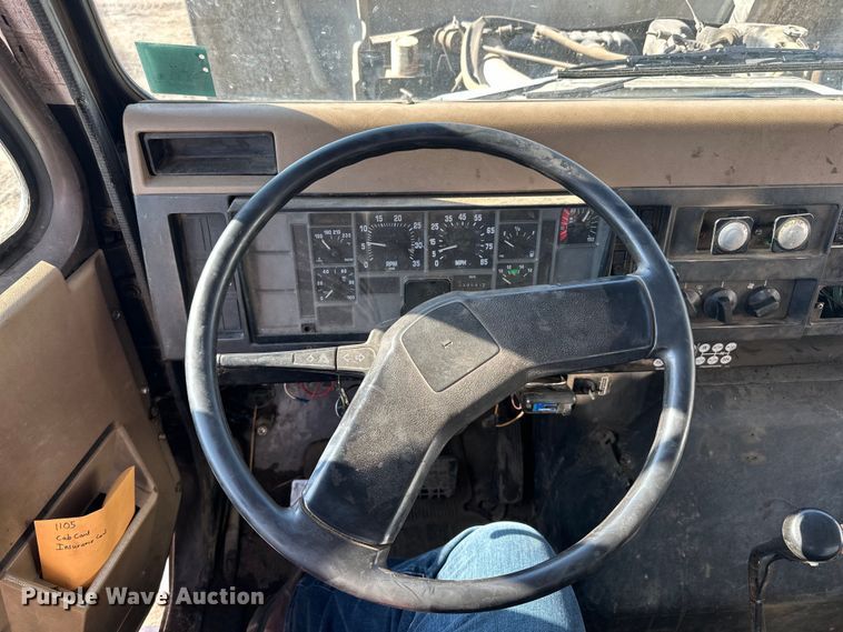 image for item LR9321 1990 International  4900 dump truck