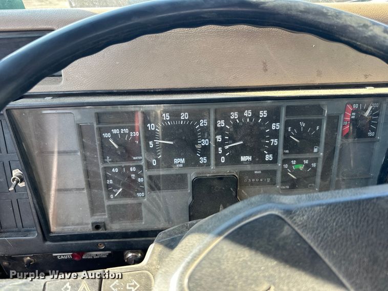 image for item LR9321 1990 International  4900 dump truck