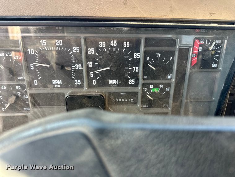 image for item LR9321 1990 International  4900 dump truck