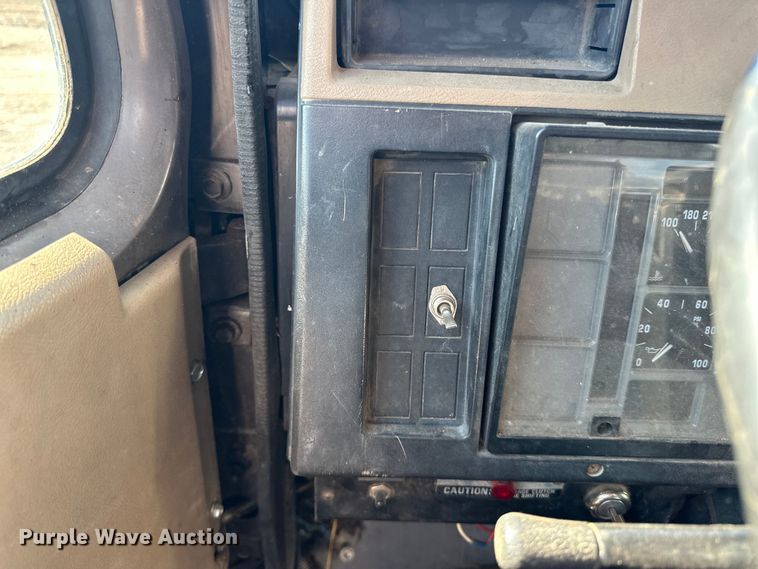 image for item LR9321 1990 International  4900 dump truck