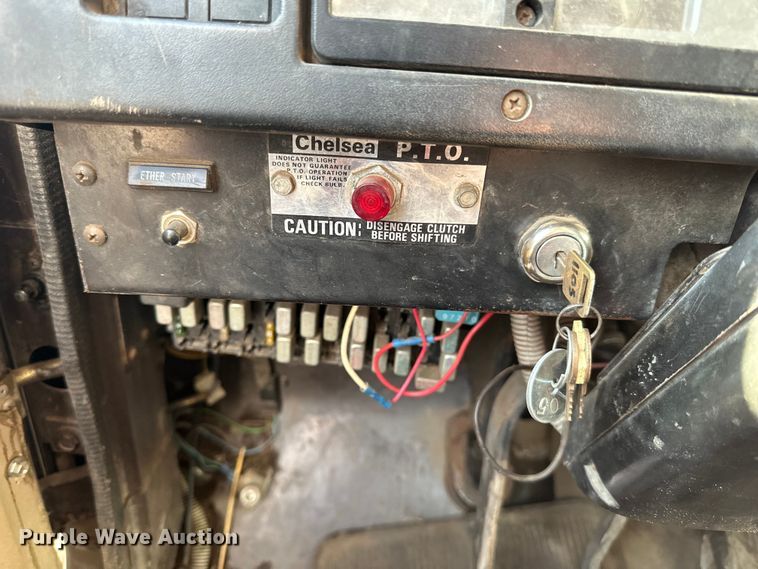 image for item LR9321 1990 International  4900 dump truck