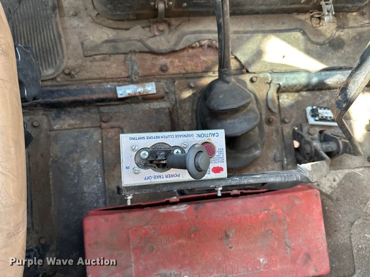 image for item LR9321 1990 International  4900 dump truck