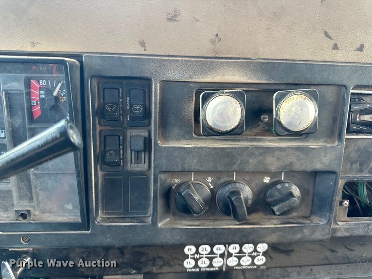 image for item LR9321 1990 International  4900 dump truck