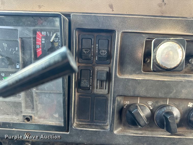 image for item LR9321 1990 International  4900 dump truck