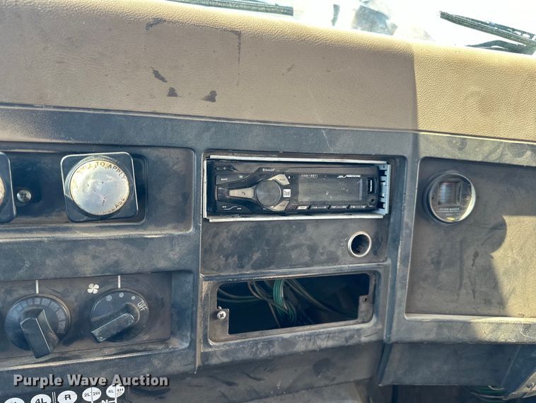 image for item LR9321 1990 International  4900 dump truck