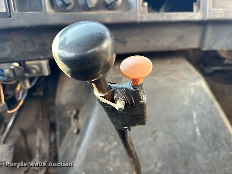 image for item LR9321 1990 International  4900 dump truck