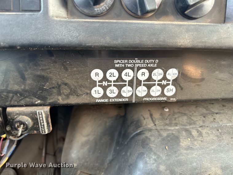 image for item LR9321 1990 International  4900 dump truck