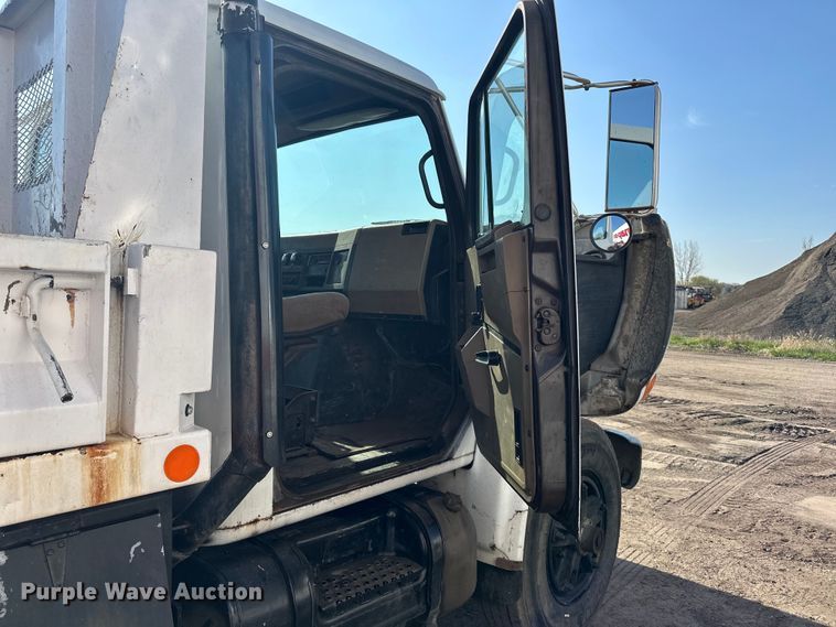 image for item LR9321 1990 International  4900 dump truck