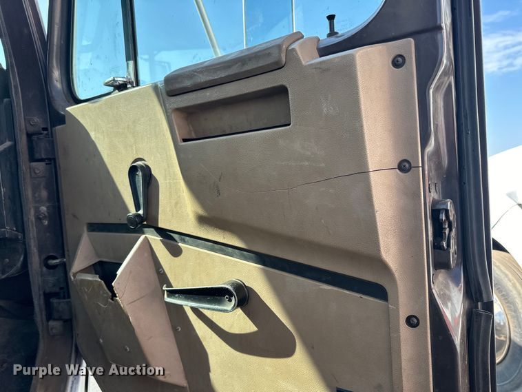 image for item LR9321 1990 International  4900 dump truck