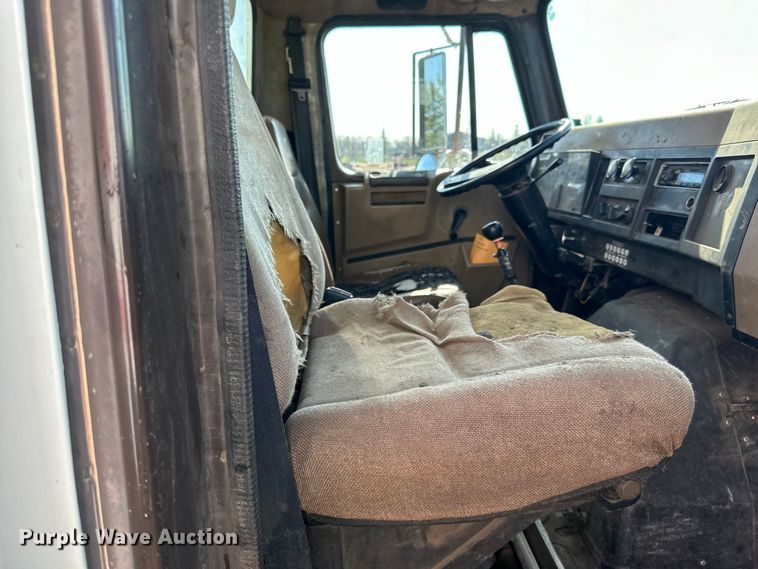 image for item LR9321 1990 International  4900 dump truck