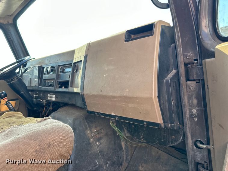 image for item LR9321 1990 International  4900 dump truck