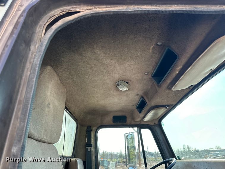 image for item LR9321 1990 International  4900 dump truck