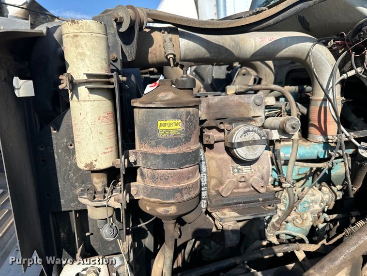 image for item LR9321 1990 International  4900 dump truck