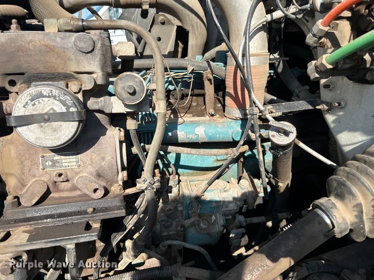 image for item LR9321 1990 International  4900 dump truck