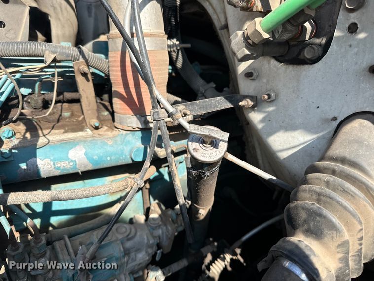 image for item LR9321 1990 International  4900 dump truck