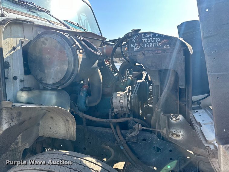 image for item LR9321 1990 International  4900 dump truck