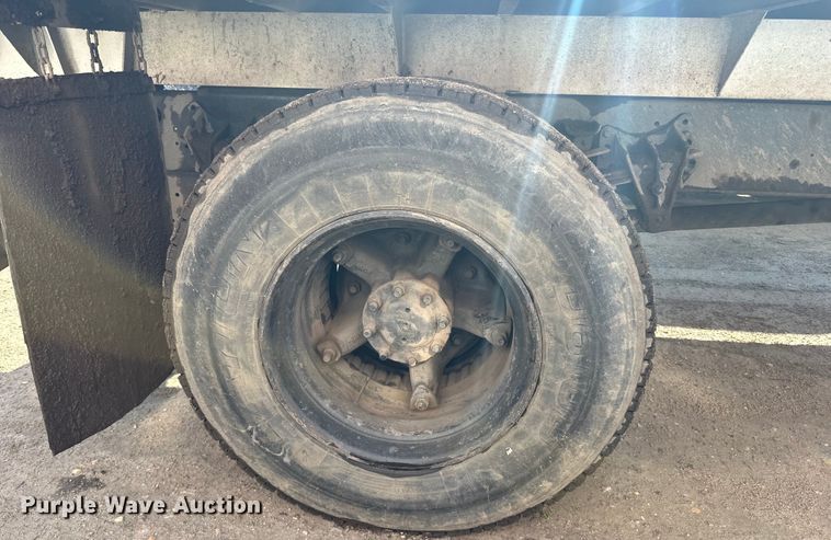 image for item LR9321 1990 International  4900 dump truck