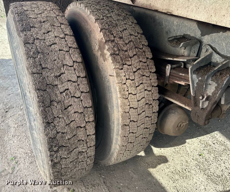 image for item LR9321 1990 International  4900 dump truck