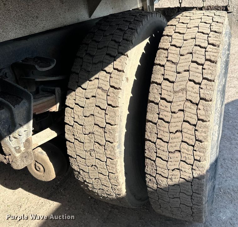 image for item LR9321 1990 International  4900 dump truck