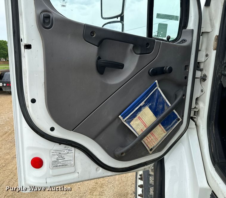 image for item ND9350 2015 Freightliner Business Class M2 bucket truck