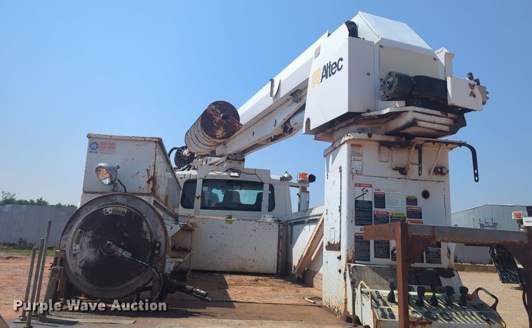 image for item NG9756 2009 International Workstar 7400 digger derrick truck