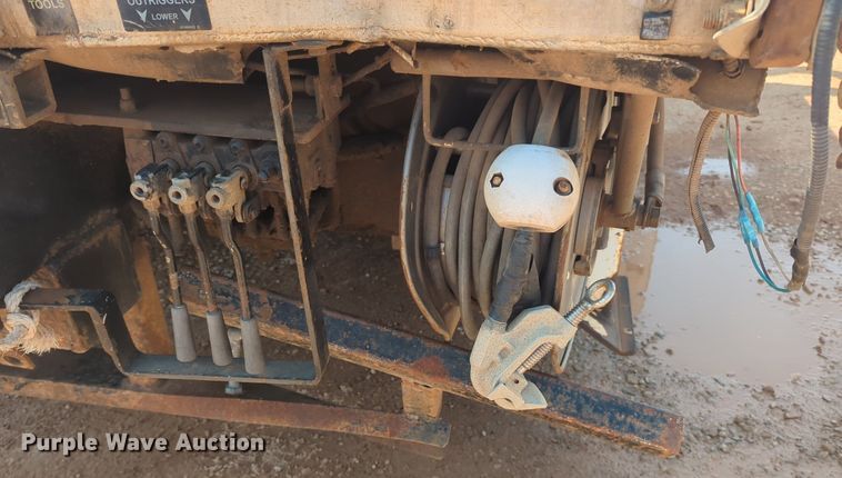 image for item NG9756 2009 International Workstar 7400 digger derrick truck