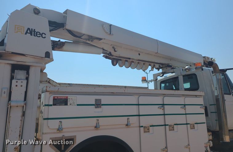 image for item NG9756 2009 International Workstar 7400 digger derrick truck