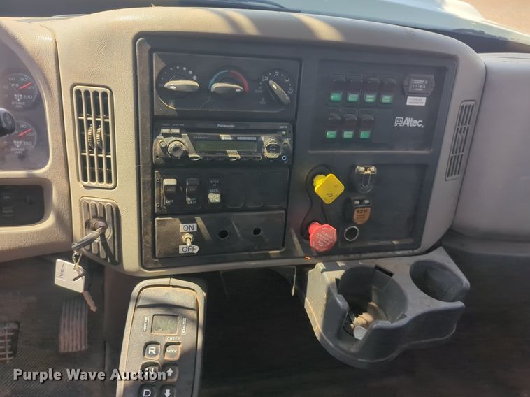 image for item NG9756 2009 International Workstar 7400 digger derrick truck