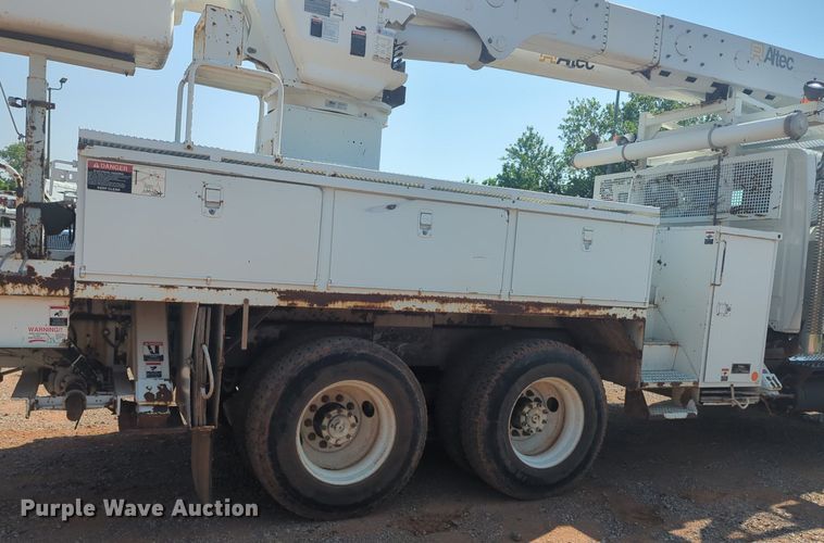 image for item NG9757 2010 International WorkStar 7500 bucket truck