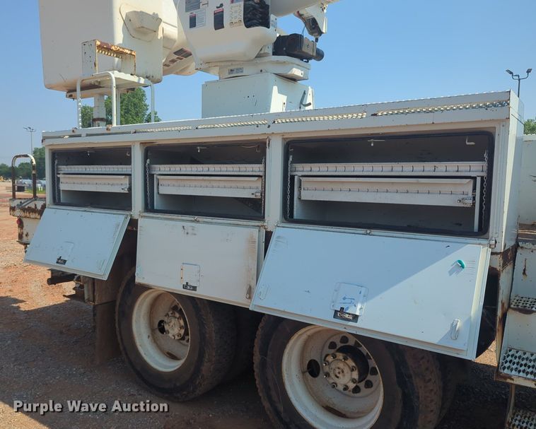 image for item NG9757 2010 International WorkStar 7500 bucket truck