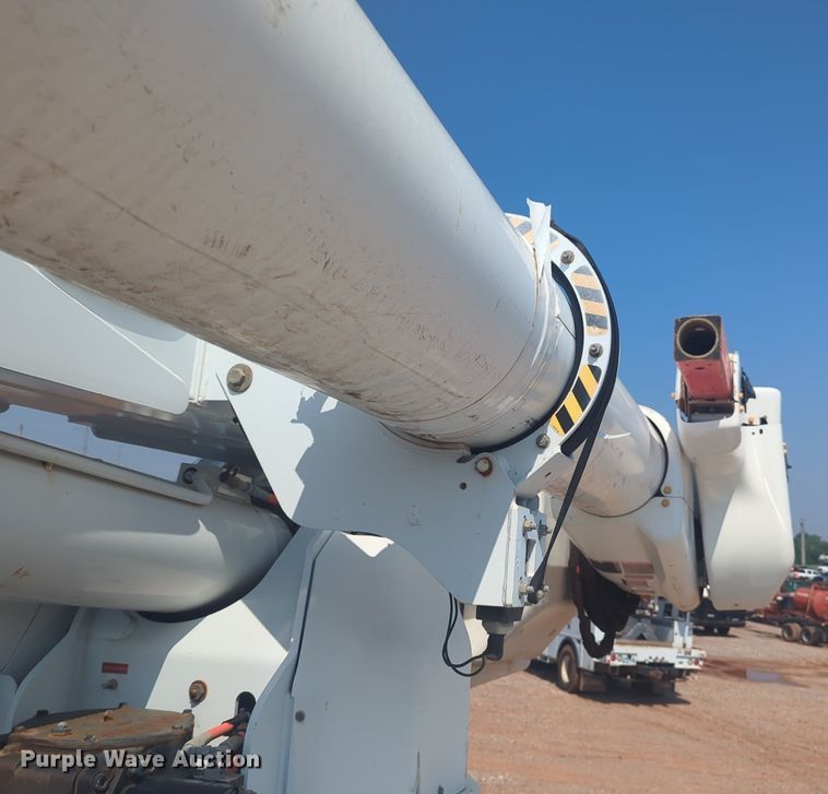 image for item NG9757 2010 International WorkStar 7500 bucket truck