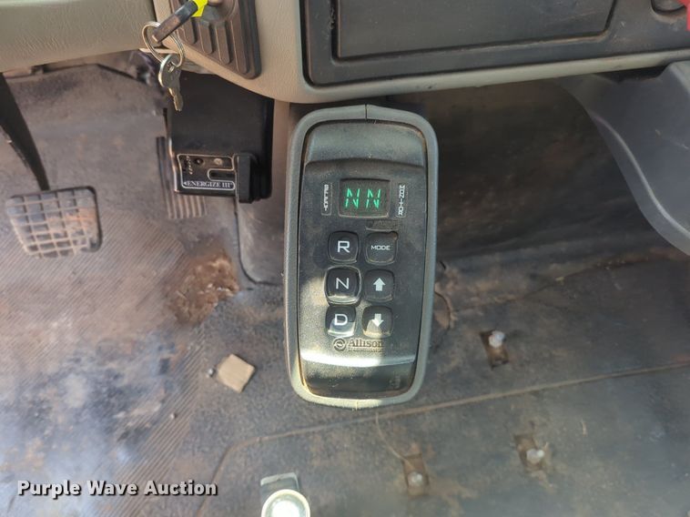 image for item NG9757 2010 International WorkStar 7500 bucket truck