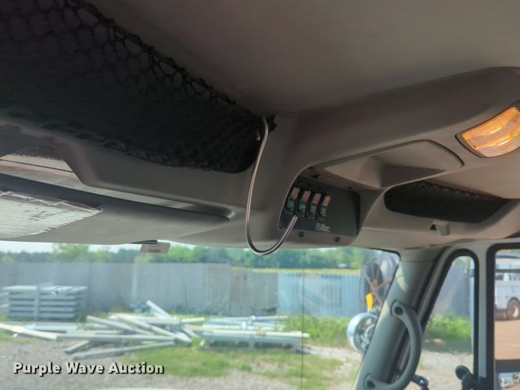 image for item NG9757 2010 International WorkStar 7500 bucket truck