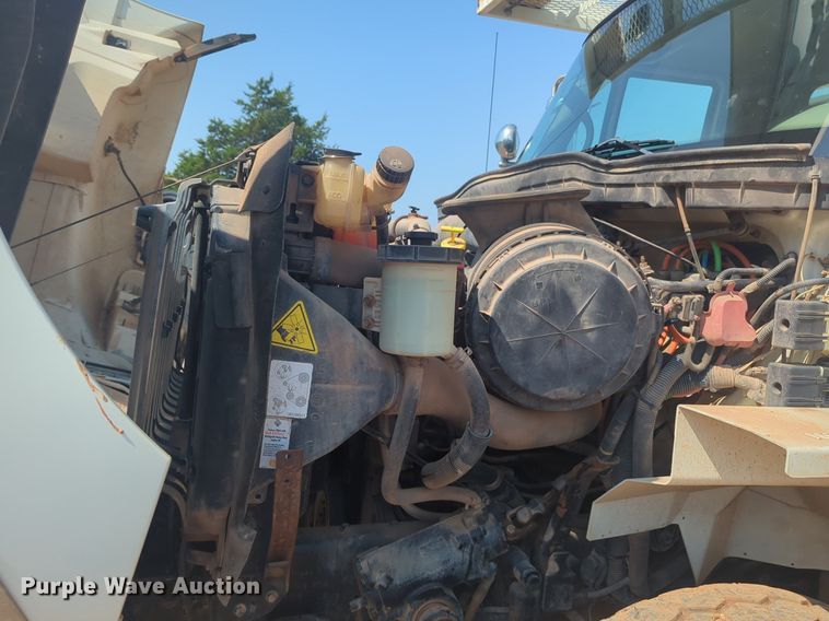 image for item NG9757 2010 International WorkStar 7500 bucket truck