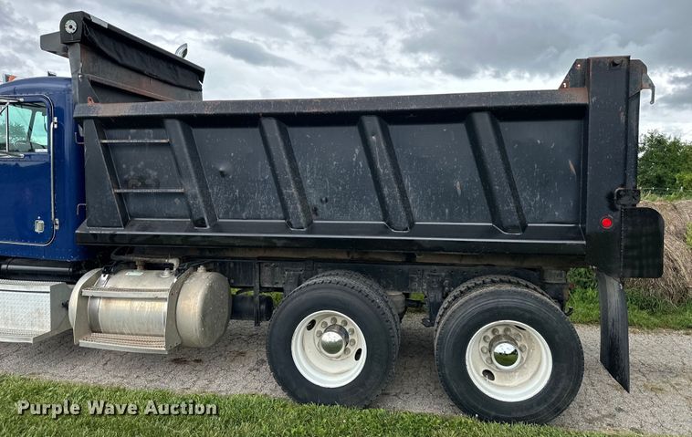 image for item NT9224 2001 Peterbilt  379 dump truck