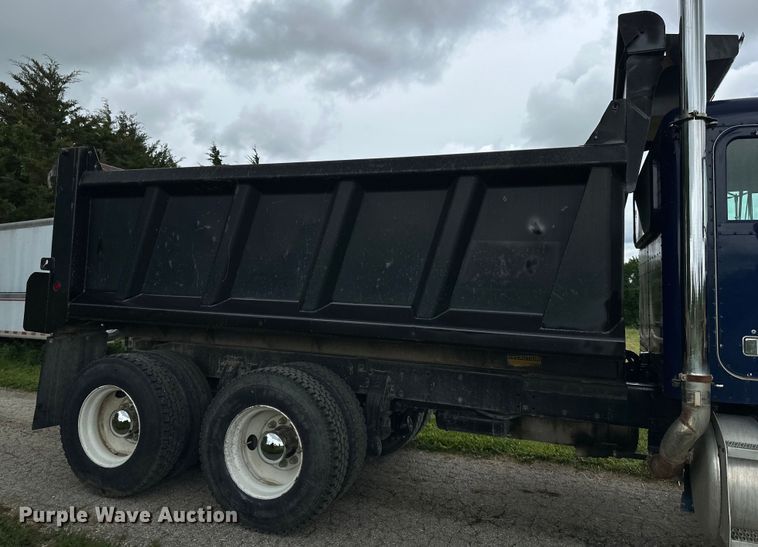 image for item NT9224 2001 Peterbilt  379 dump truck
