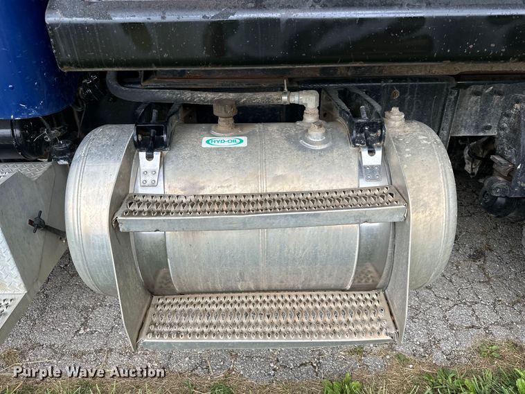 image for item NT9224 2001 Peterbilt  379 dump truck