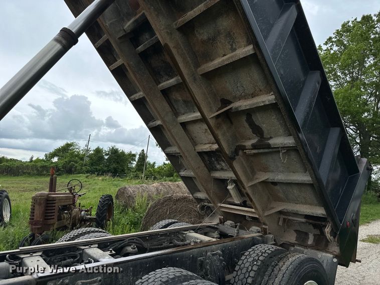 image for item NT9224 2001 Peterbilt  379 dump truck