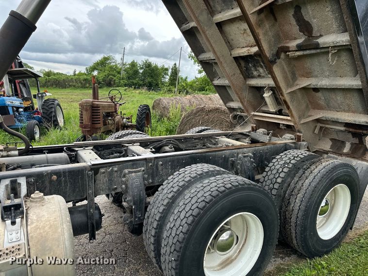 image for item NT9224 2001 Peterbilt  379 dump truck