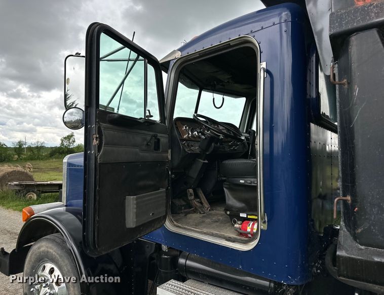 image for item NT9224 2001 Peterbilt  379 dump truck