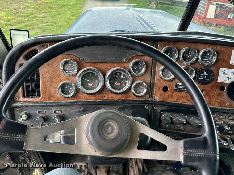 image for item NT9224 2001 Peterbilt  379 dump truck