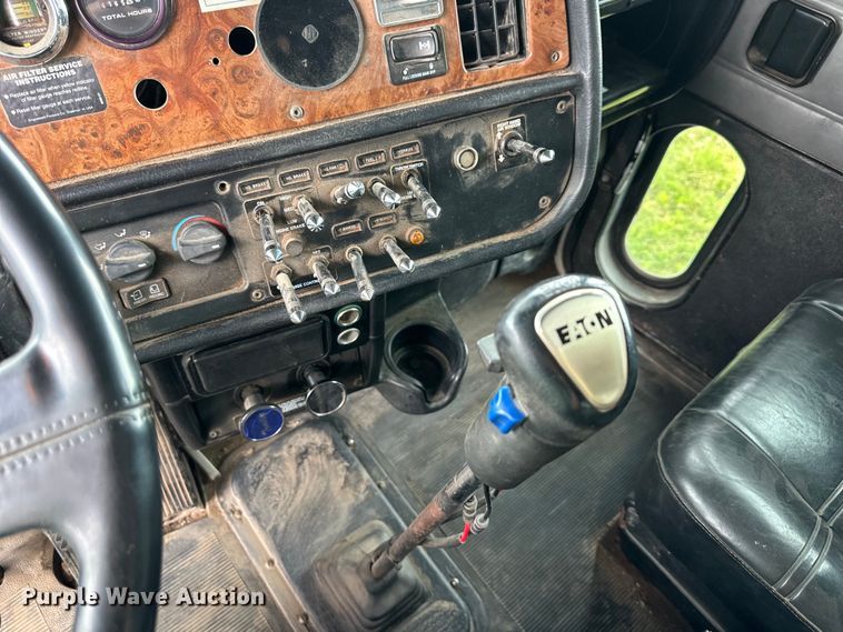 image for item NT9224 2001 Peterbilt  379 dump truck