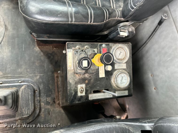 image for item NT9224 2001 Peterbilt  379 dump truck