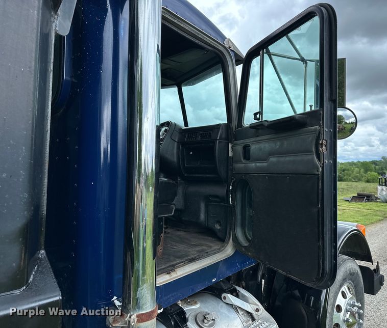 image for item NT9224 2001 Peterbilt  379 dump truck